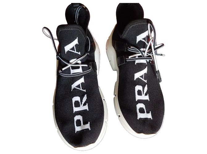 Baskets Prada en maille noire avec logo blanc