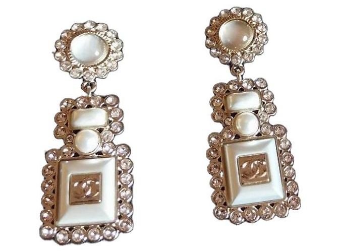 Orecchini Chanel in metallo dorato e perle Bianco Gold hardware