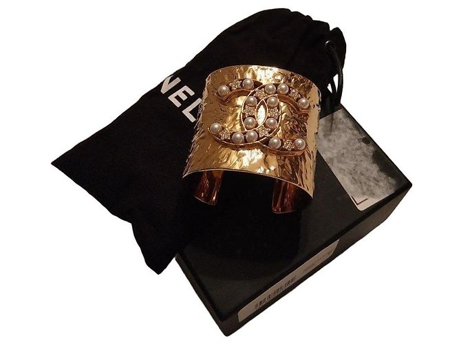 Bracciale cuff Chanel CC perle e strass dorati D'oro 