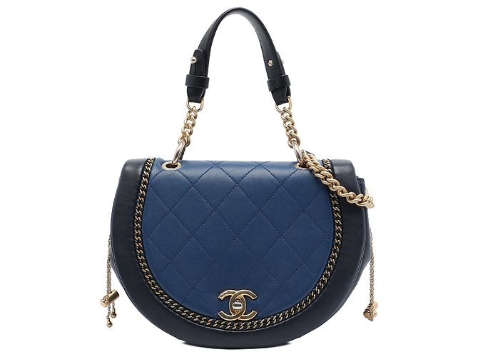 Bolsa Saddle Chanel Blue Small em pele de cordeiro acolchoada com detalhe de corrente Azul