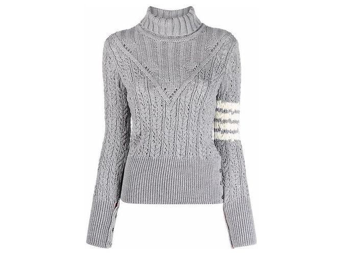 Thom Browne Irischer Pointelle-Rollkragenpullover mit diagonalen Armbändern Silber 