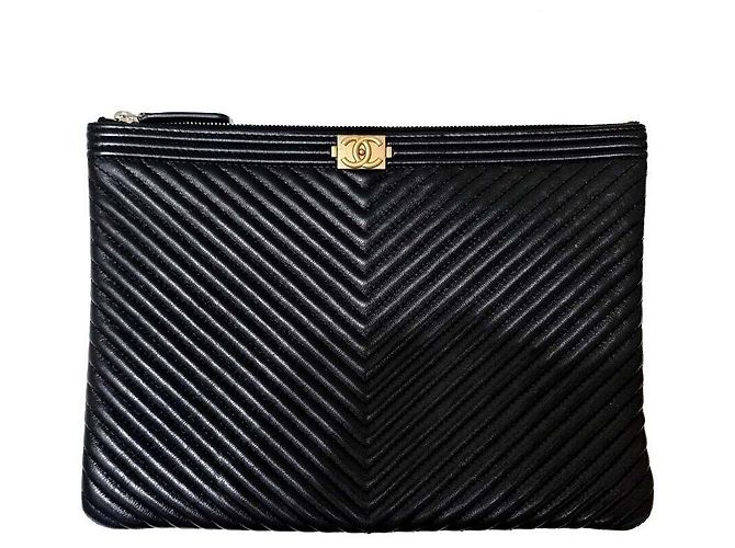 Chanel Boy Clutch New Medium aus Lammleder Chevron Schwarz