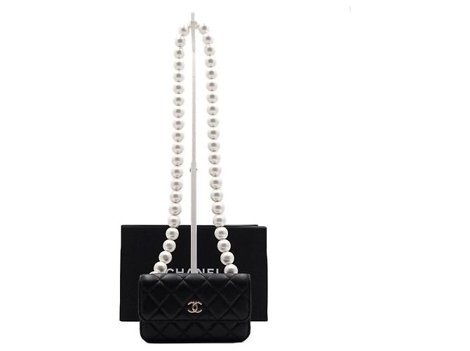 Chanel Mini bolsa de ombro e crossbody em couro preto com corrente de pérolas