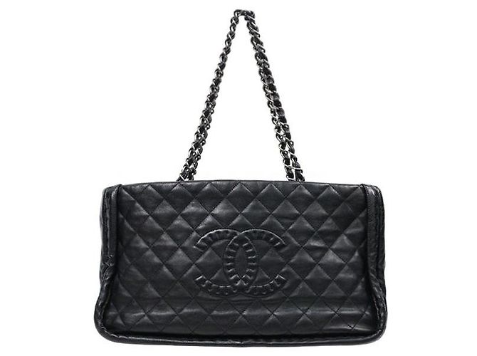 Chanel Borsa a tracolla nera con grande catena CC Nero