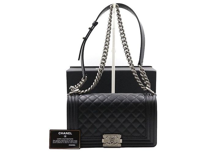 Le Boy Chanel Bolsa de Ombro Boy Caviar Medium Flap com Corrente Prateada Preto