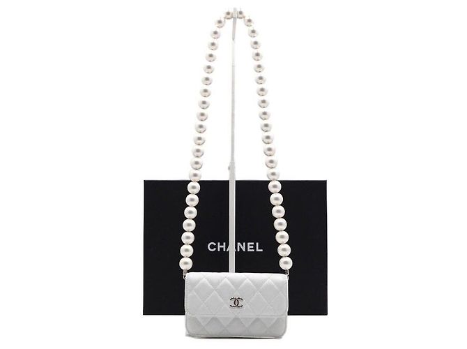Chanel Mini Bolsa de Ombro com Aba e Corrente de Pérolas em Couro Branco