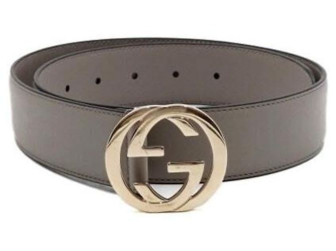 Gucci Cinto de couro feminino com GG entrelaçado em metal dourado