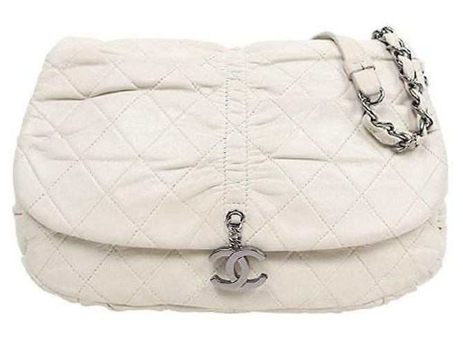 Chanel Bolsa de Ombro Branca Matelassê com Aba e Corrente Branco