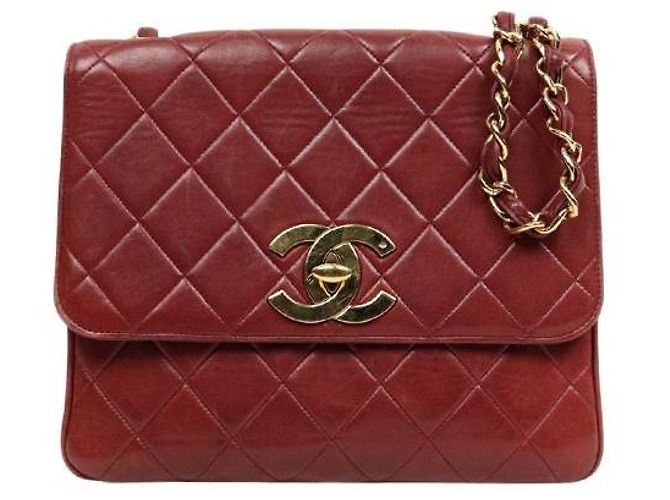Chanel Bolsa de ombro de pele de cordeiro acolchoada com aba e corrente vermelha Vermelho