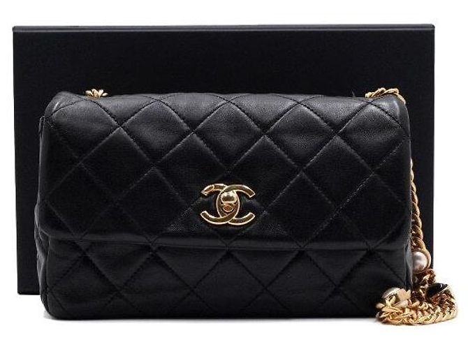 Chanel Bolsa de ombro e crossbody com aba em pele de cordeiro preta, corrente de pérolas e CC dourado Preto