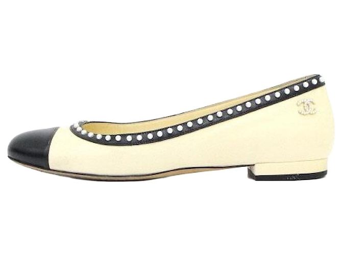 Chanel Scarpe basse da donna bicolore giallo e nero con perle