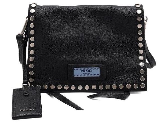 Prada Bolsa de ombro e transversal com tachas em couro preto