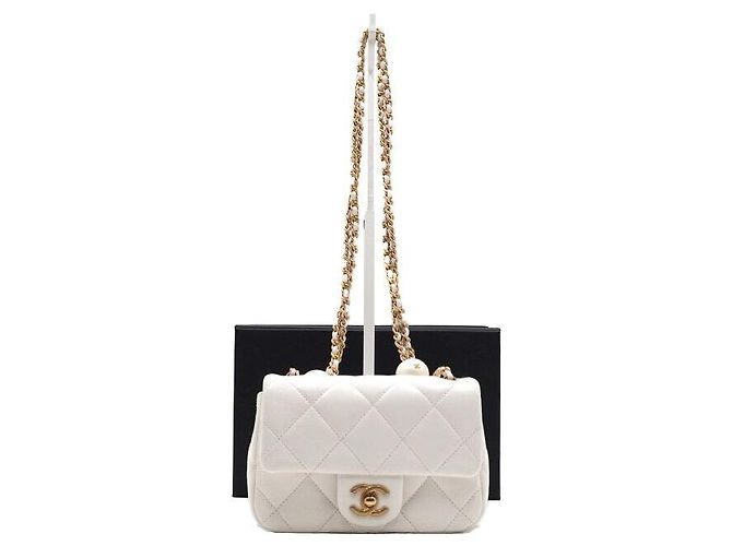 Chanel Mini Bolsa de Ombro com Aba em pele de cordeiro branca com pérolas e ferragens douradas Branco