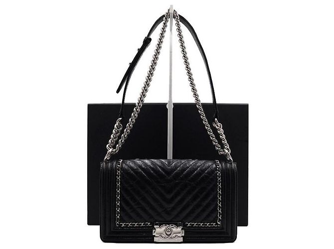 Chanel Borsa a spalla e crossbody Boy Medium in vitello nero con catena argento