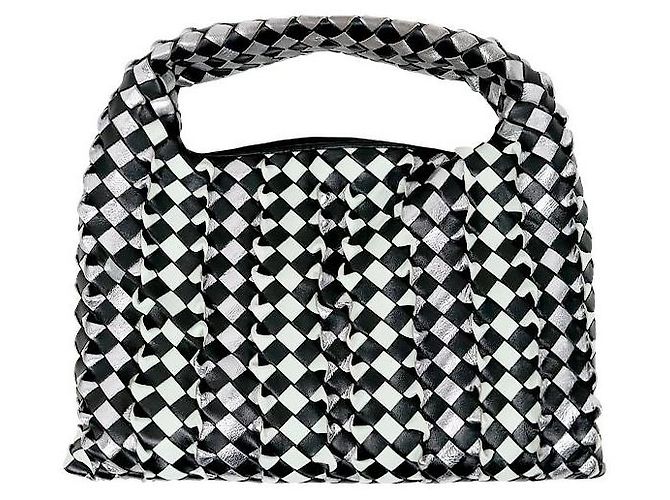 Bottega Veneta Gewebte Tasche in Schwarz-Weiß