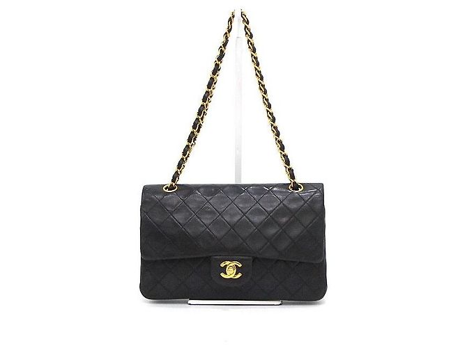 Chanel Borsa a tracolla Classic Medium in pelle d'agnello nera Nero