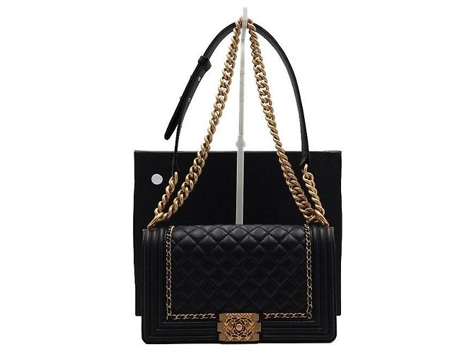 Le Boy Chanel Bolsa de Ombro Boy Medium em Pele de Vitelo Preta com Corrente Dourada Preto