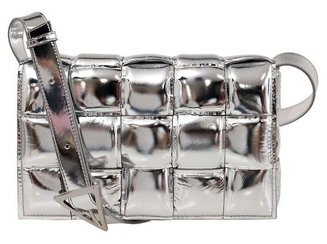 Bottega Veneta Bolsa Cassette Acolchoada Silver