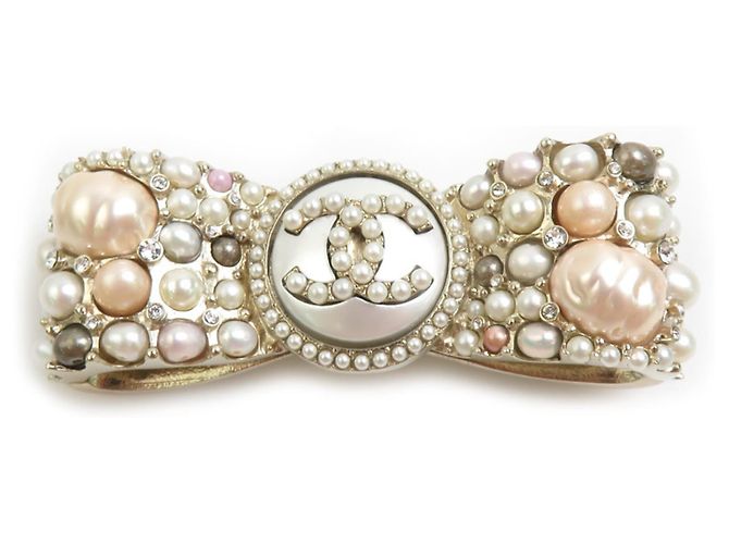 Broche Chanel em ouro e pérolas Rosa Branco Dourado