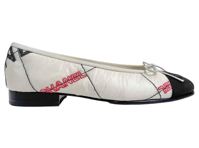 Chanel Ballerinas mit gesticktem Schleifen-Logo White Weiß