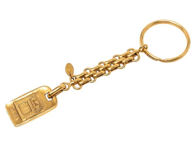 Chaveiro com pingente de placa com logo Chanel Dourado