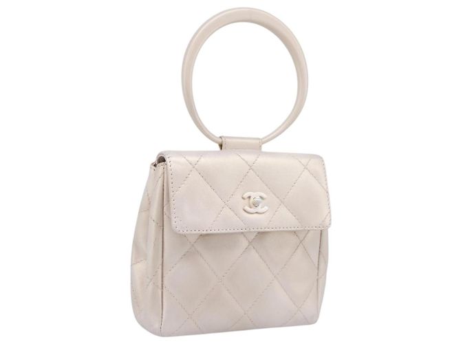 Sac à main CHANEL Matelasse en cuir blanc CC Auth 196360M