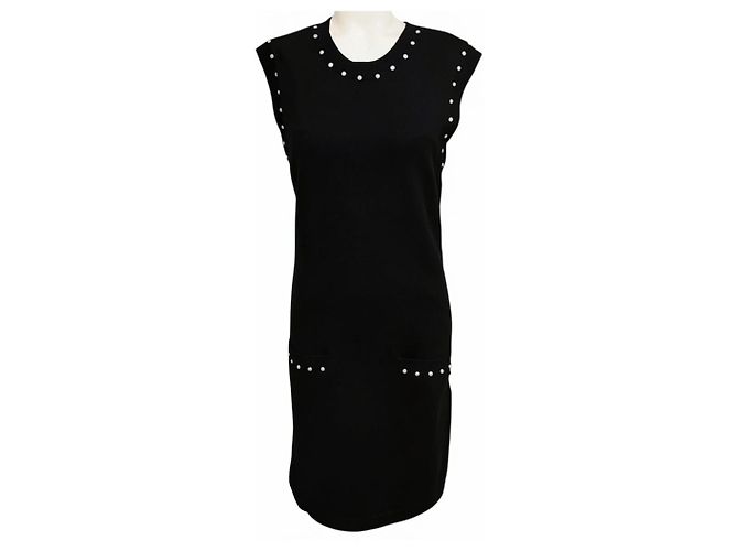 Vestido de malha de algodão e cashmere Chanel preto com ornamentos de pérolas falsas e placa com logo CC