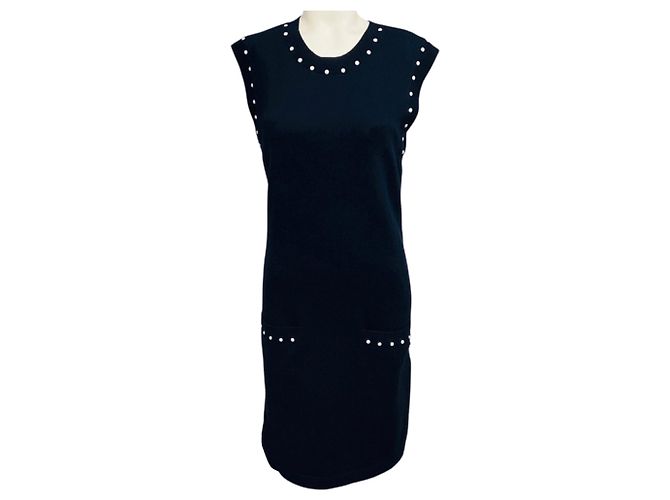 Vestido de malha de algodão e cashmere azul marinho com ornamentos de pérolas falsas e placa de logo CC da Chanel