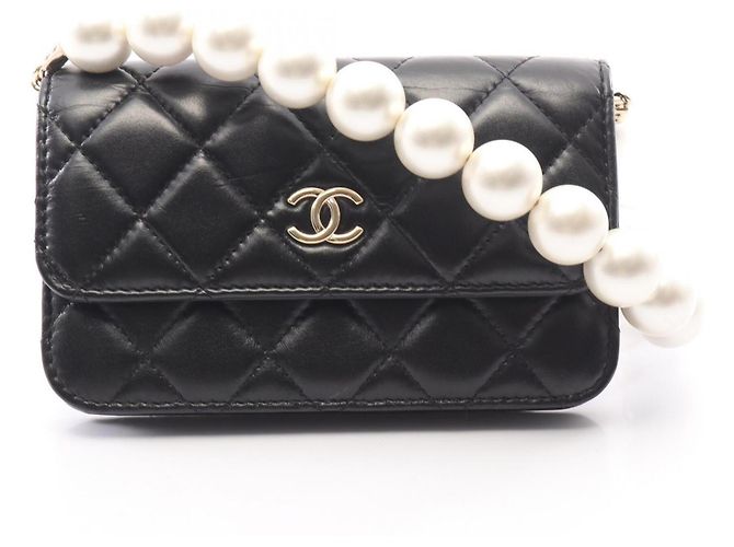 Bolsa de Ombro Chanel Matelassé com Corrente de Pérolas Preto