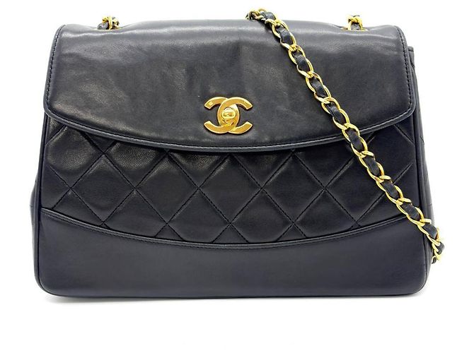 Borsa a tracolla con catena Chanel Matelassé Nero
