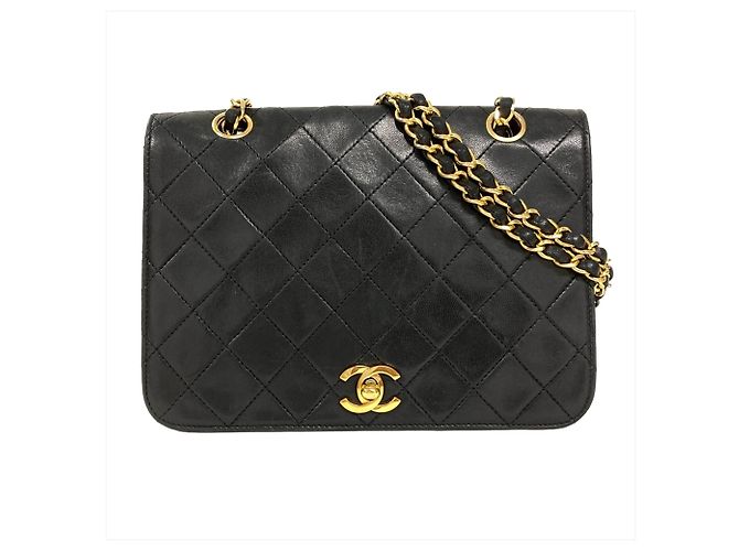 Borsa a tracolla Chanel Matelassé con patta completa e catena Nero