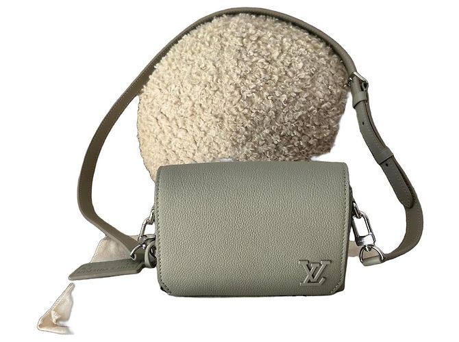 Saco de ombro Louis Vuitton em couro cinza Bege
