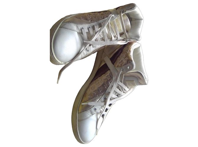 Sapatilhas Louis Vuitton em couro branco e dourado