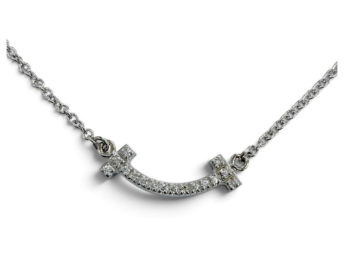 Tiffany & Co Colar com Pendente Tiffany T Smile Mini Dourado