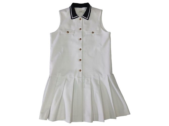 Vestido plisado sin mangas blanco de Sandro con cuello azul marino