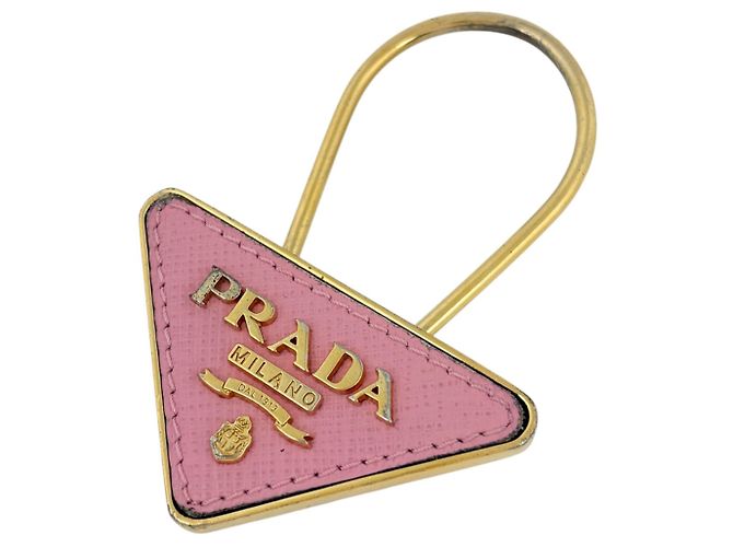 Chaveiro Prada em couro Saffiano rosa e dourado