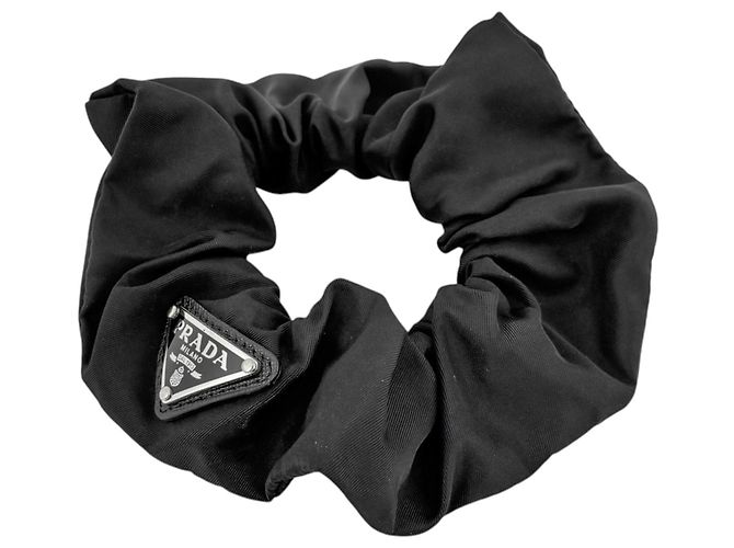 Scrunchie Prada con placca logo in nero 
