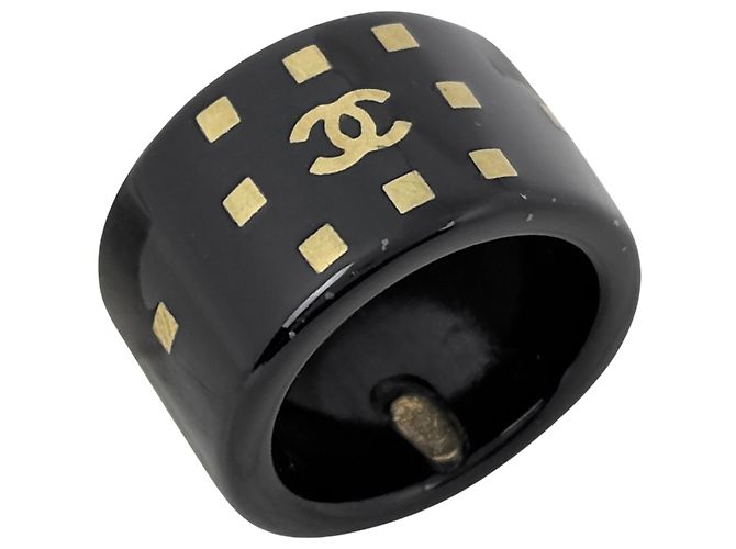 Anel Chanel com aro de plástico preto