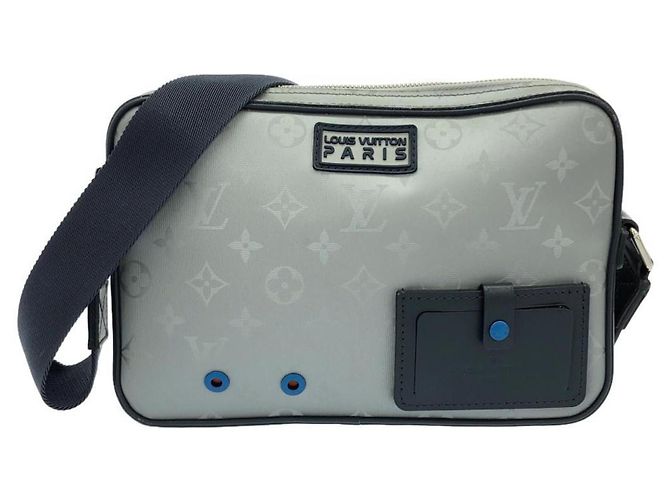 Bolsa Messenger Louis Vuitton Monogram Satellite Alpha Prata