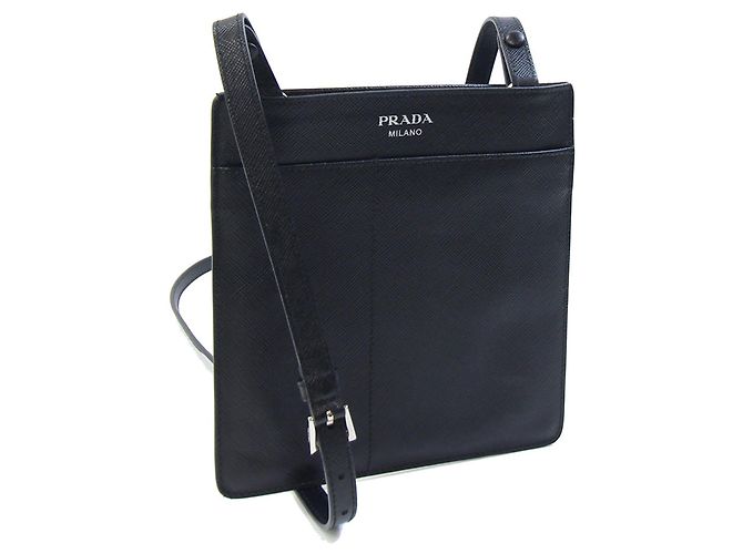 Bolsa de ombro pochette Prada em couro preto