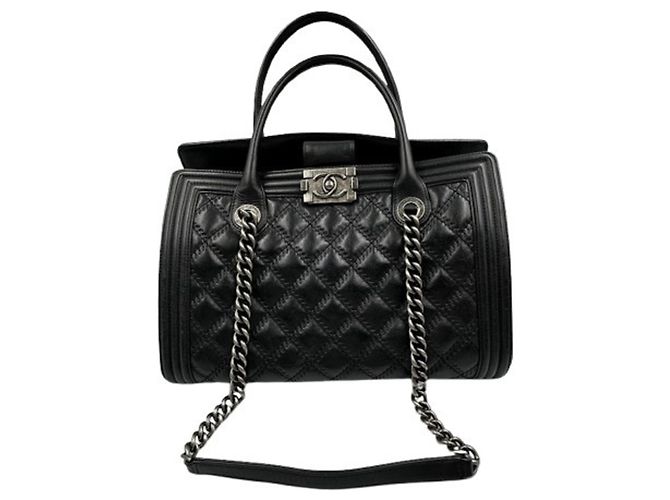 Borsa a tracolla Chanel Boy in pelle nera Nero