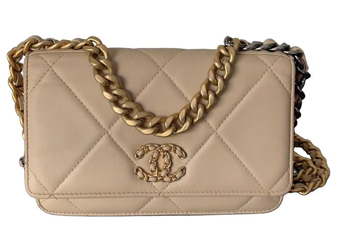 Chanel 19 Wallet on chain Beige