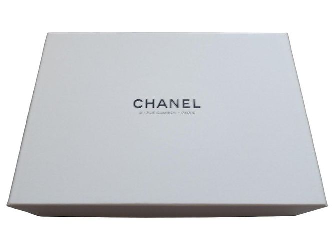 Cambon Caixa Chanel com fita e papel de seda 26,5X18X6,5cms Preto Branco