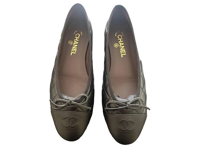 Bailarinas Chanel de piel acolchada negra Negro
