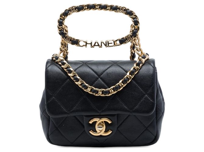 Chanel Mini Bolsa Flap em Lambskin Matelassê Preto com Logo Oval e Alça de Corrente