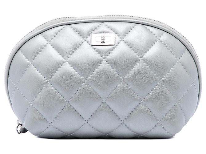 Bolsa de cosméticos Chanel Reissue 2.55 em pele de cordeiro acolchoada prateada Prata