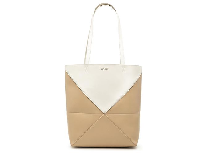 LOEWE Puzzle Fold Tote Medium aus glänzendem Kalbsleder bicolor Beige