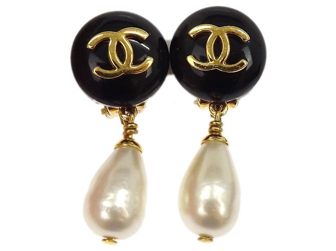 Orecchini Chanel CC Logo pendenti in perle artificiali e placcati oro D'oro