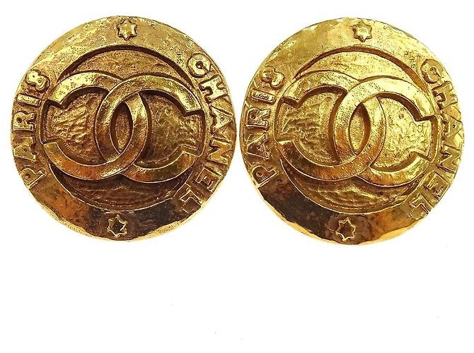 Chanel Vintage CC Quilted Round Button Clip-On Metal Medium D'oro