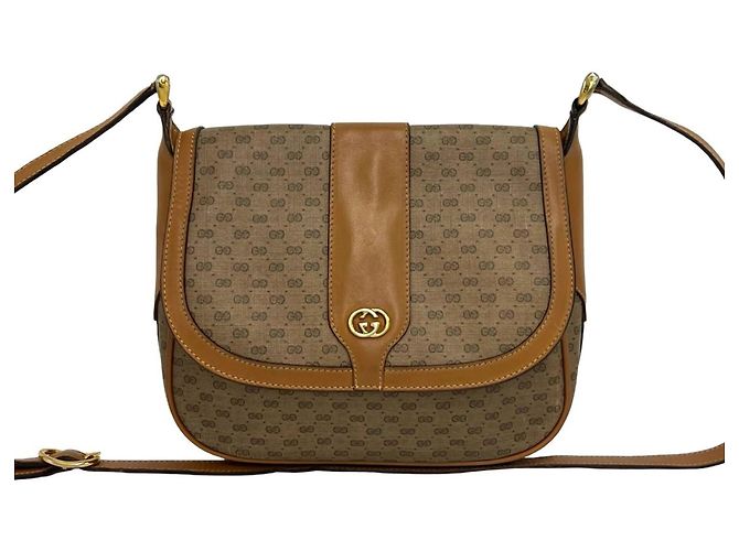 Bolsa de ombro mini Gucci em couro marrom com padrão Micro GG Logo